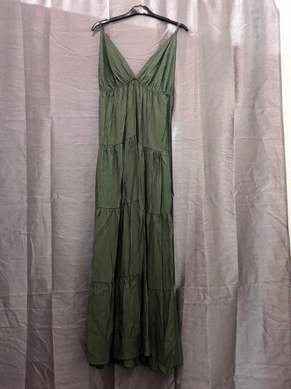 Robe longue à volants et broche doré