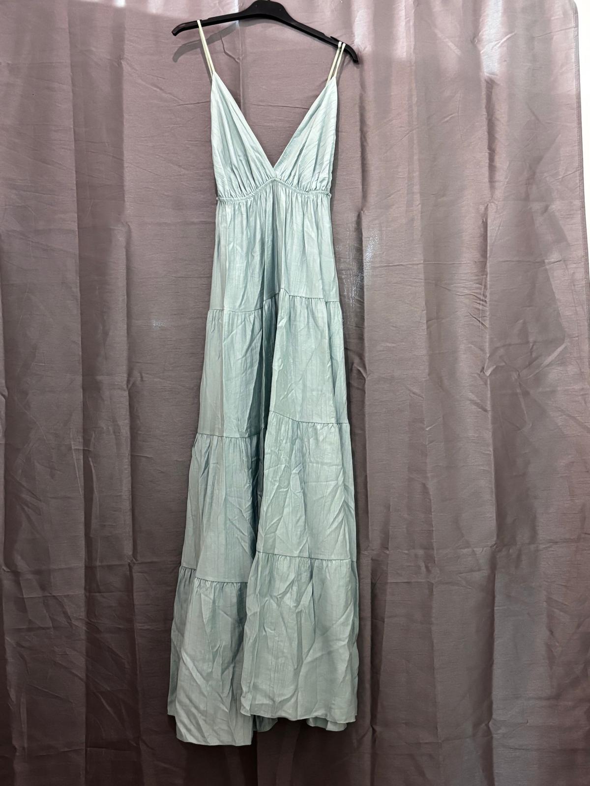 Robe longue à volants et broche doré