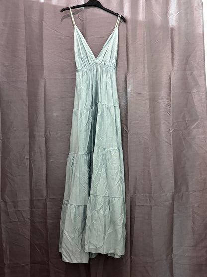 Robe longue à volants et broche doré