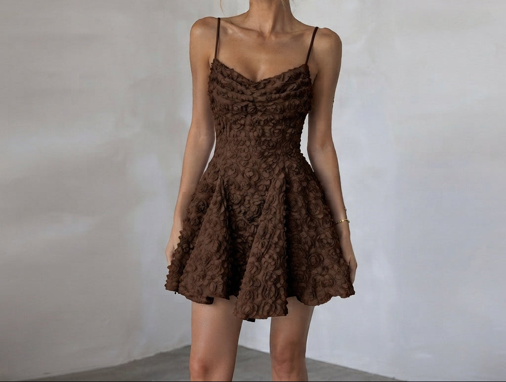 Robe courte évasée en tissu texturé fleuri
