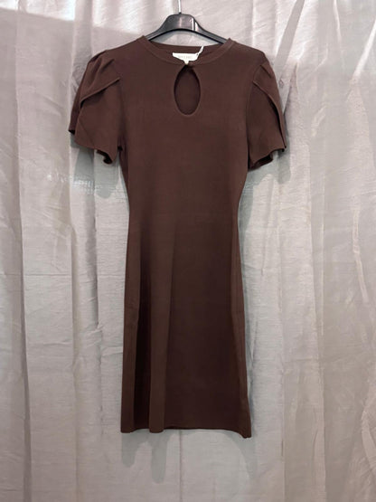 Robe courte à découpe cœur et manches volantées