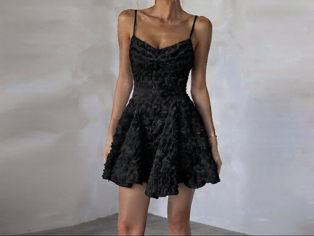 Robe courte évasée en tissu texturé fleuri