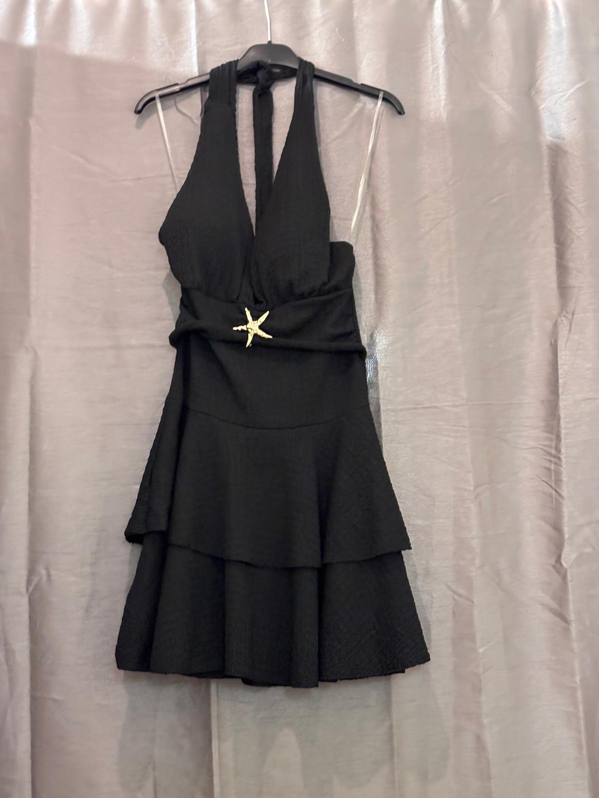 Robe courte col halter, volants étagés et bijou étoile de mer doré