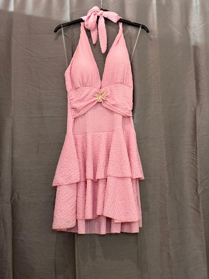 Robe courte col halter, volants étagés et bijou étoile de mer doré