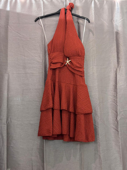 Robe courte col halter, volants étagés et bijou étoile de mer doré