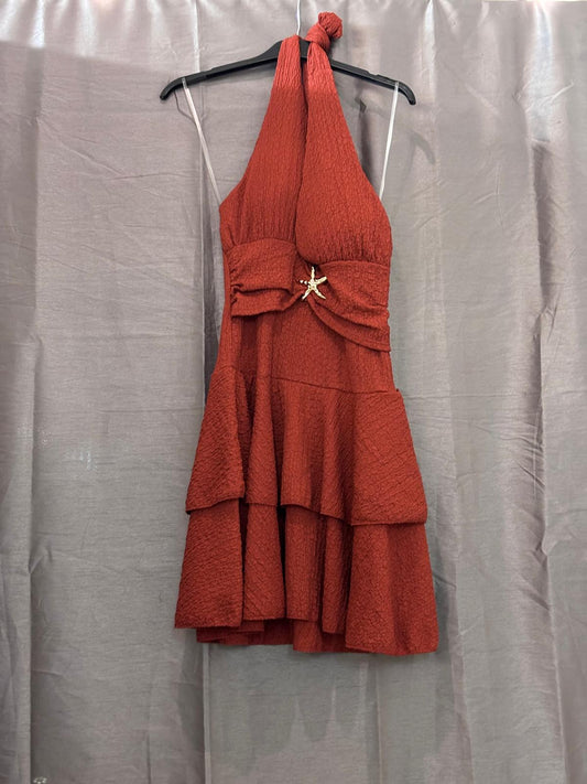 Robe courte col halter, volants étagés et bijou étoile de mer doré