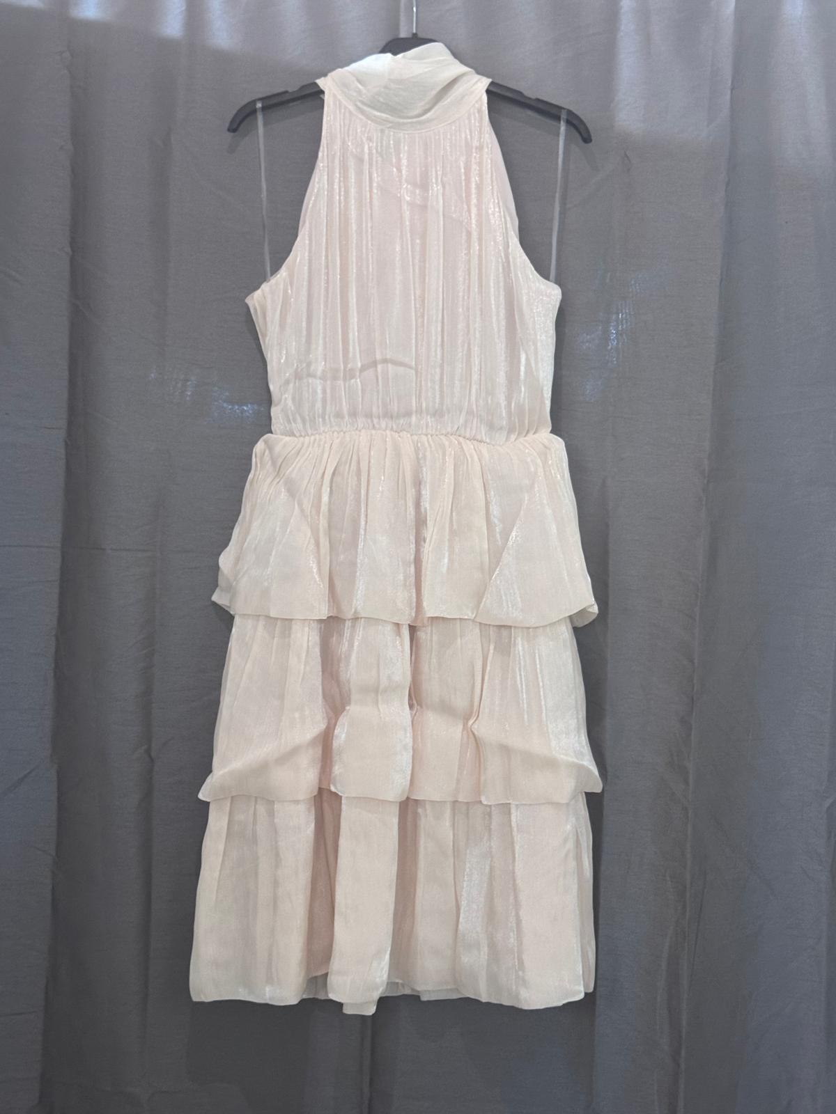 Robe mi-longue à volants étagés, col avec nœud, tissu irisé