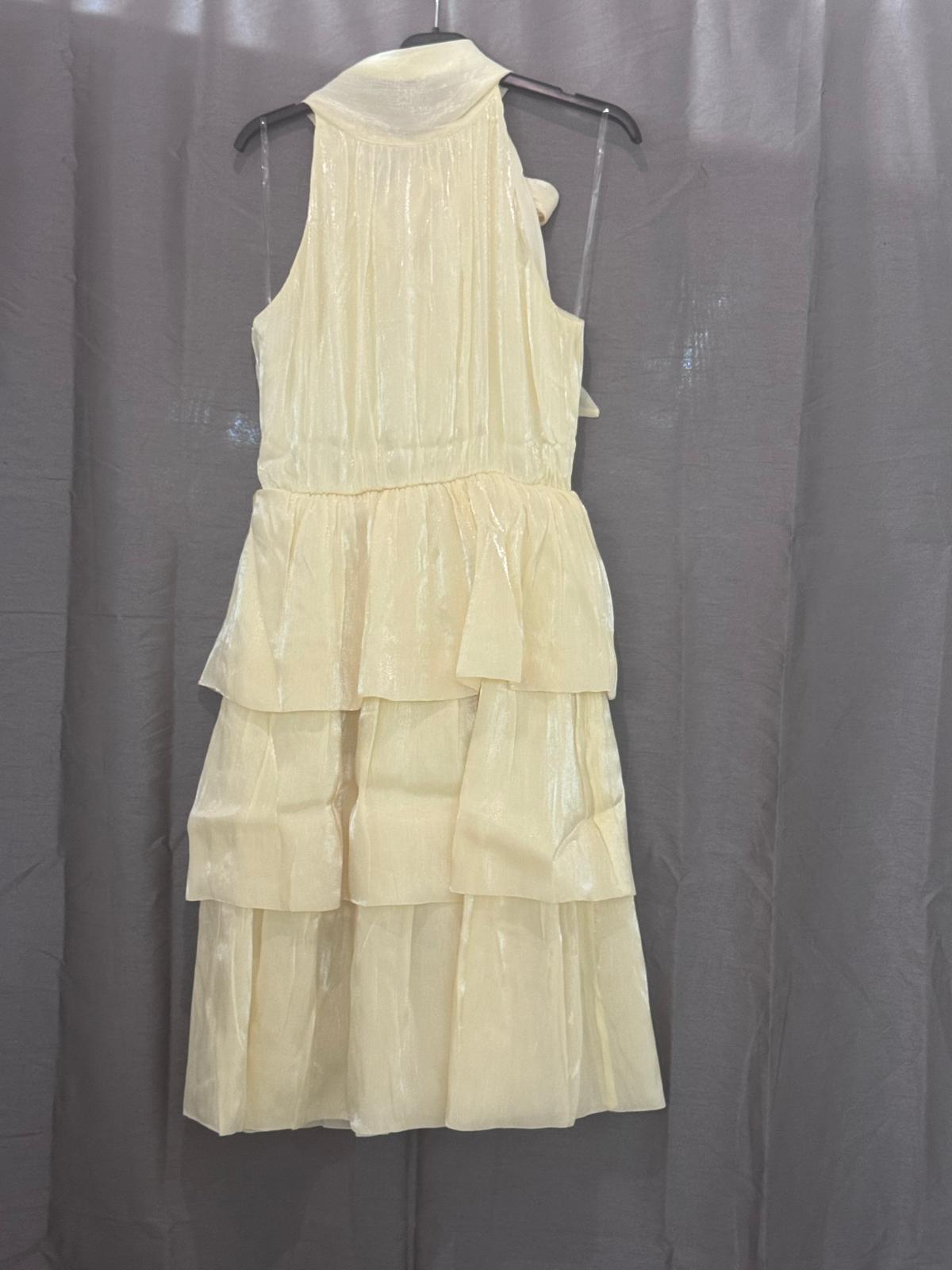 Robe mi-longue à volants étagés, col avec nœud, tissu irisé