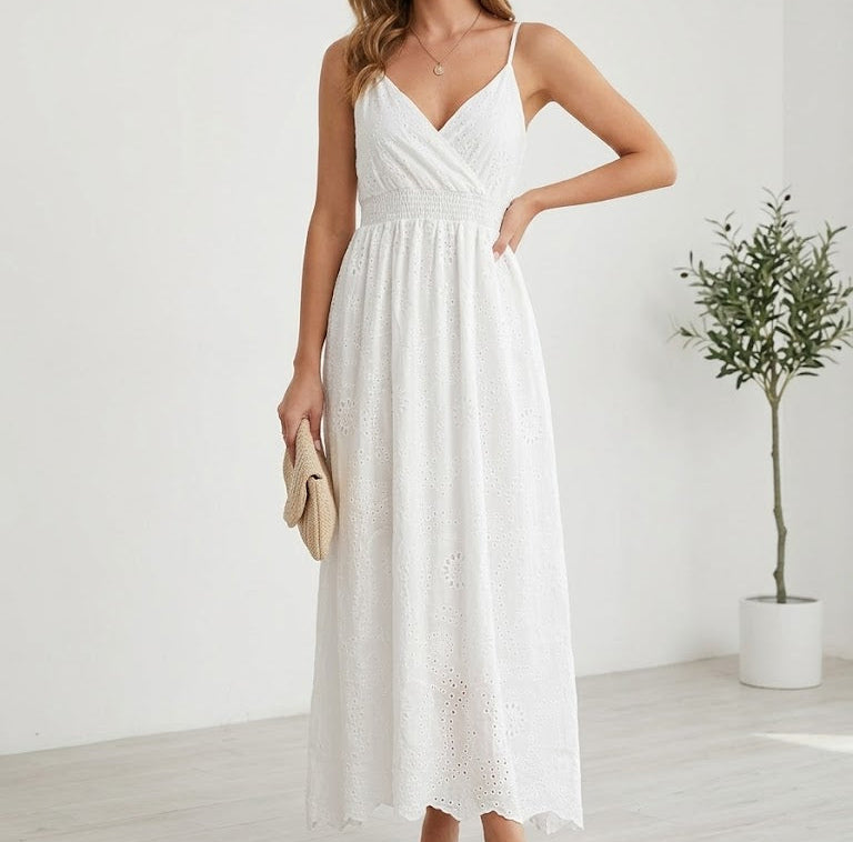 Robe Longue Blanche en Broderie Anglaise à Bretelles et Col V Croisé