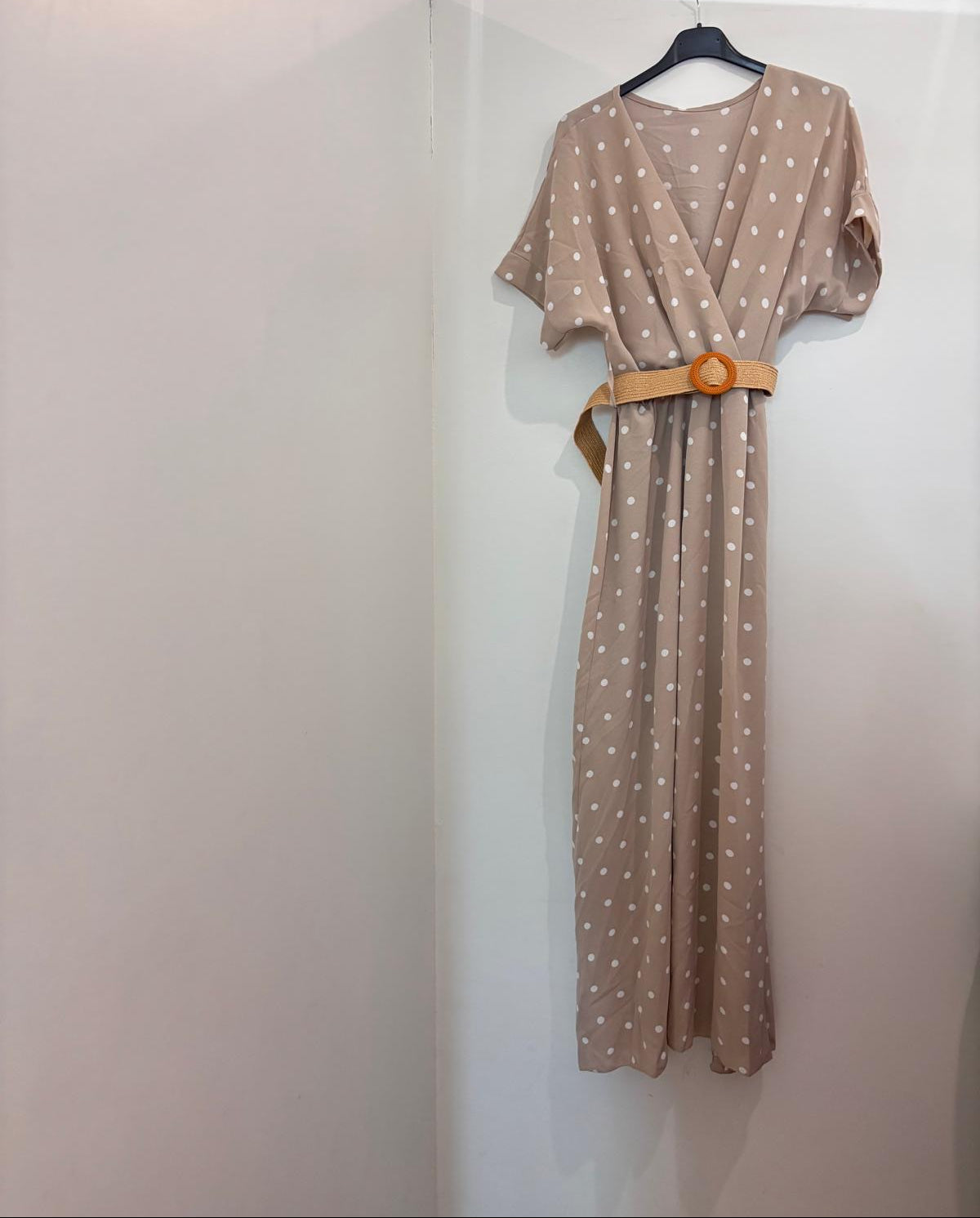 Robe Longue à Pois Col V Croisé Manches Chauve-Souris avec Ceinture Raphia