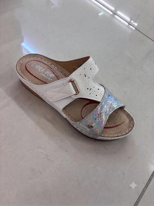 Sandale compensée blanche, bride holographique irisée