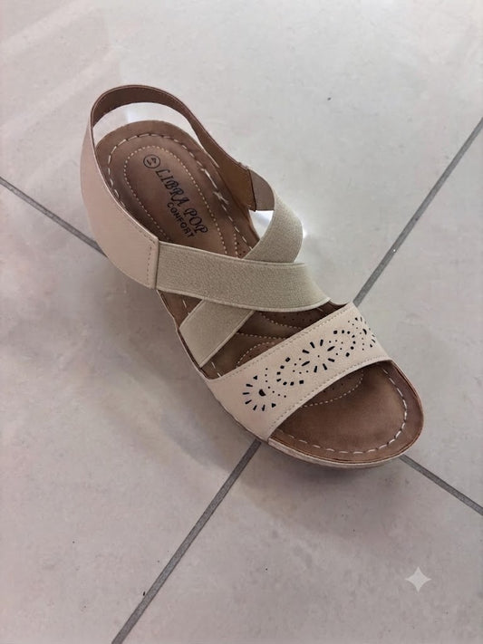 Sandale compensée beige, brides croisées ajourées