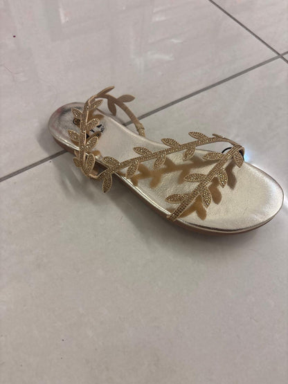 Sandale plate à motif feuilles de laurier ornées de strass