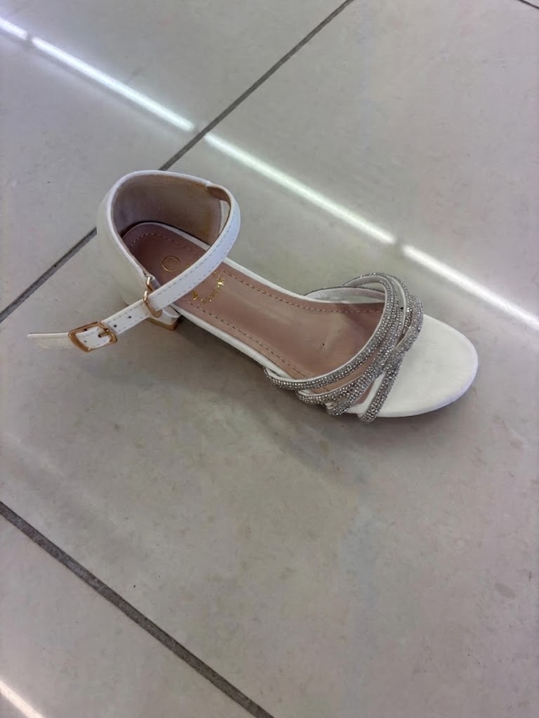 Escarpin petit talon, brides fines strassées