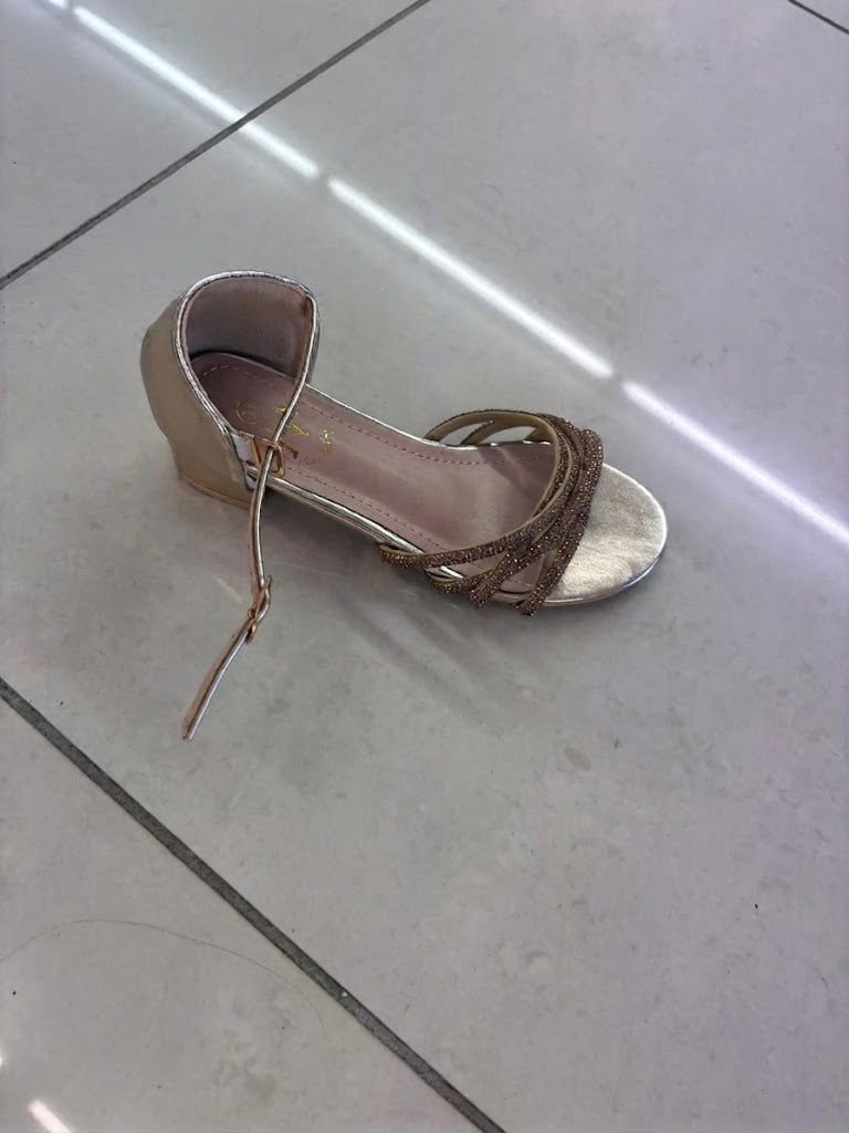 Escarpin petit talon, brides fines strassées