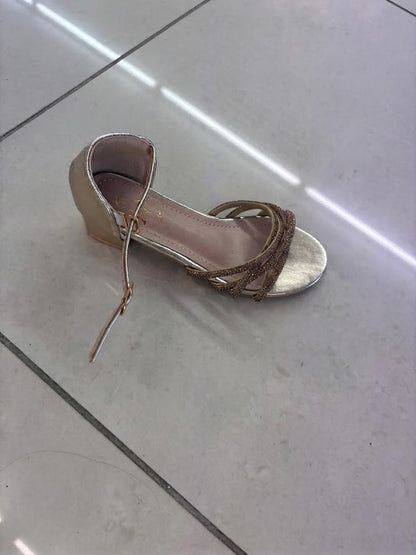 Escarpin petit talon, brides fines strassées