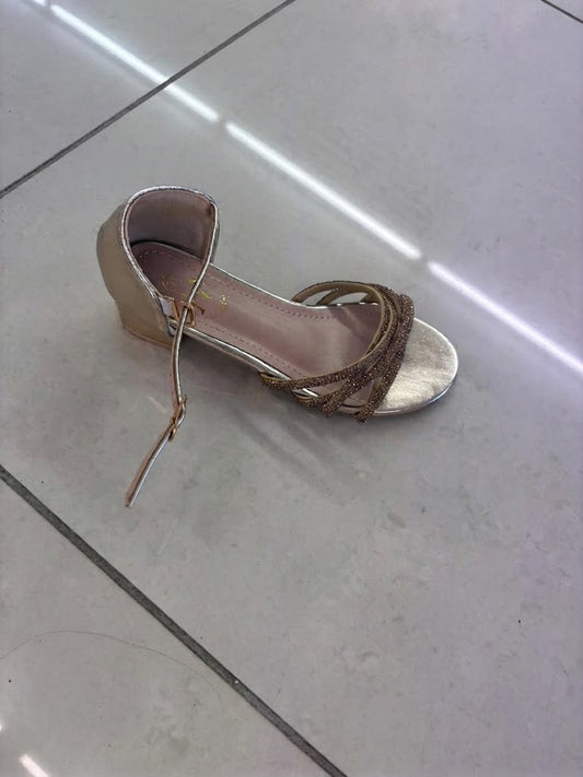 Escarpin petit talon, brides fines strassées