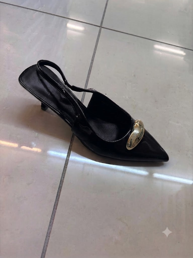 Talon slingback vernie, bout pointu et bijou doré