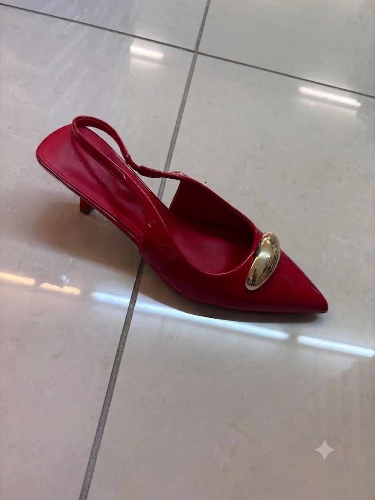 Talon slingback vernie, bout pointu et bijou doré