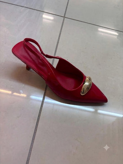 Talon slingback vernie, bout pointu et bijou doré