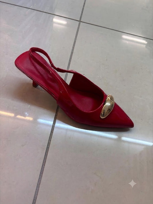 Talon slingback vernie, bout pointu et bijou doré