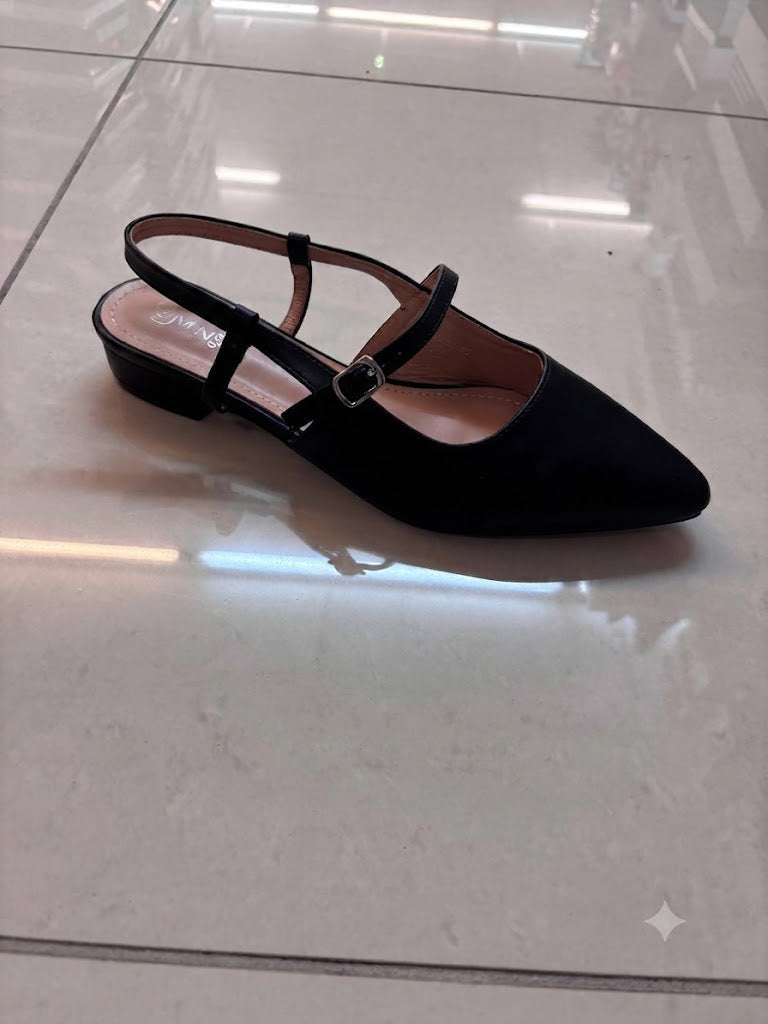 Escarpin plat noir, brides croisées et bride cheville