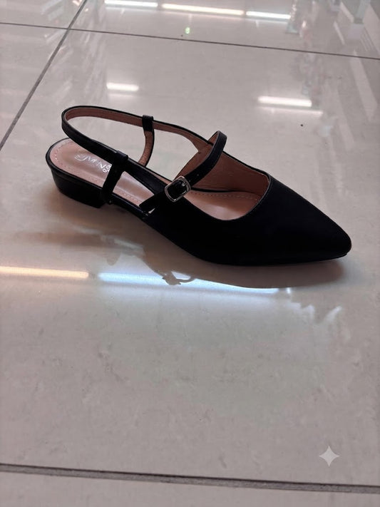 Escarpin plat noir, brides croisées et bride cheville