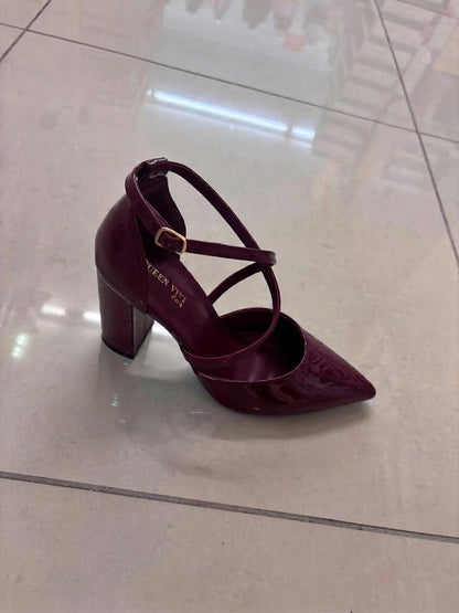 Escarpins vernis à brides croisées et talon carré