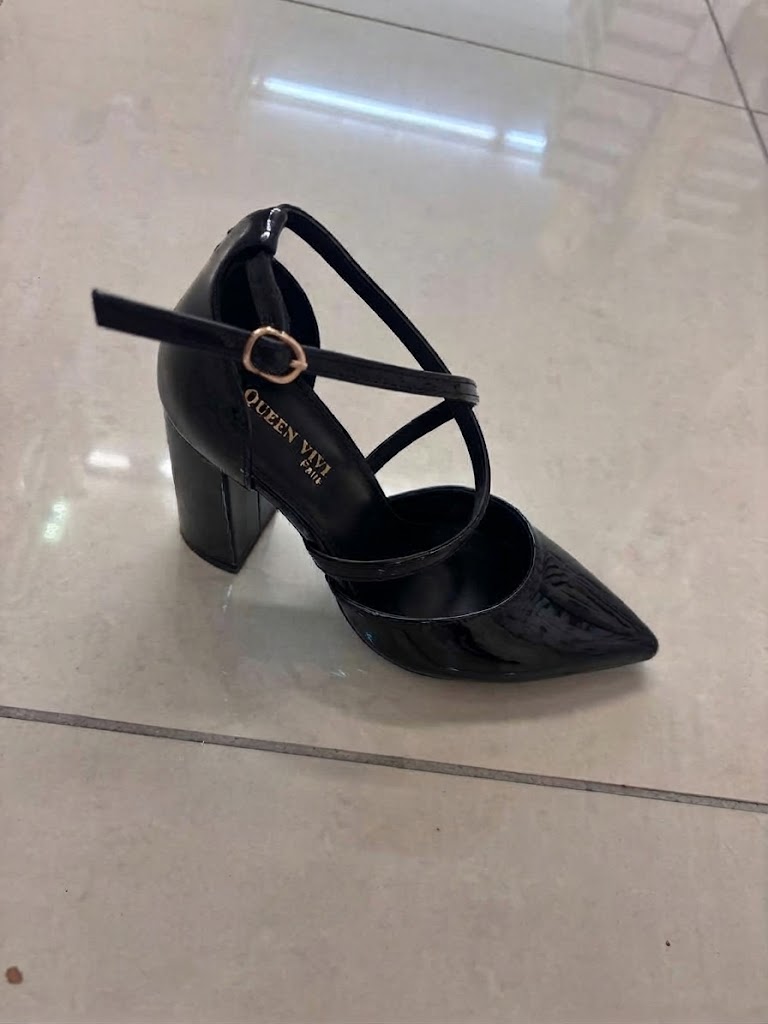 Escarpins vernis à brides croisées et talon carré