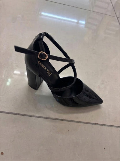 Escarpins vernis à brides croisées et talon carré