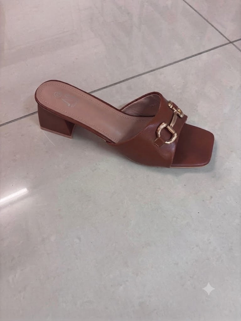 Mule à talon carré marron, bijou doré