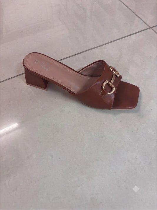 Mule à talon carré marron, bijou doré