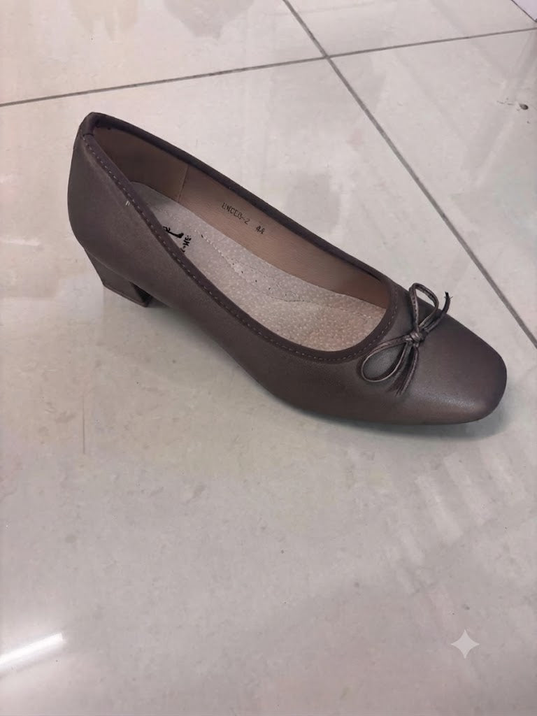 Escarpin petit talon carré taupe, nœud