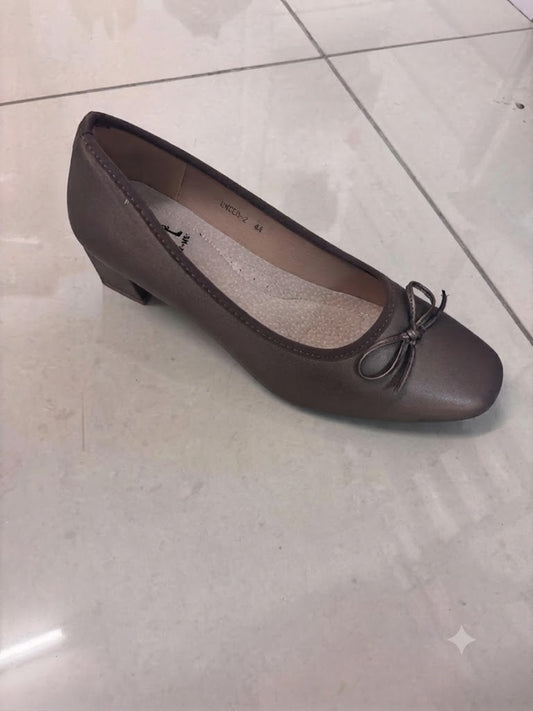 Escarpin petit talon carré taupe, nœud