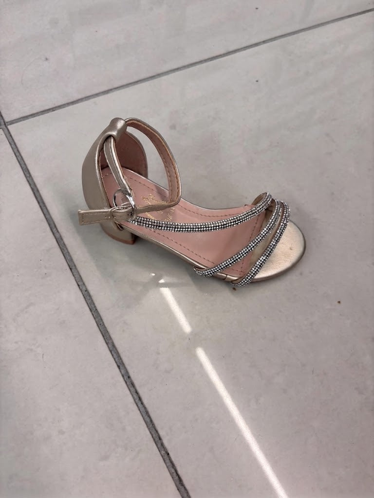 Escarpin petit talon, brides fines strassées