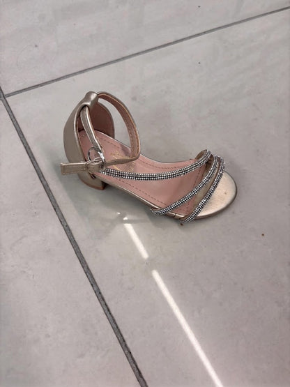 Escarpin petit talon, brides fines strassées