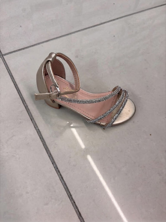 Escarpin petit talon, brides fines strassées