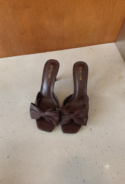 Mule à talon fin, nœud satiné