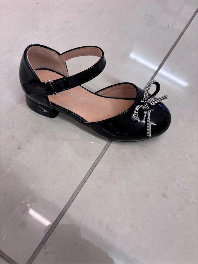 Escarpin petit talon noir verni, nœud strassé
