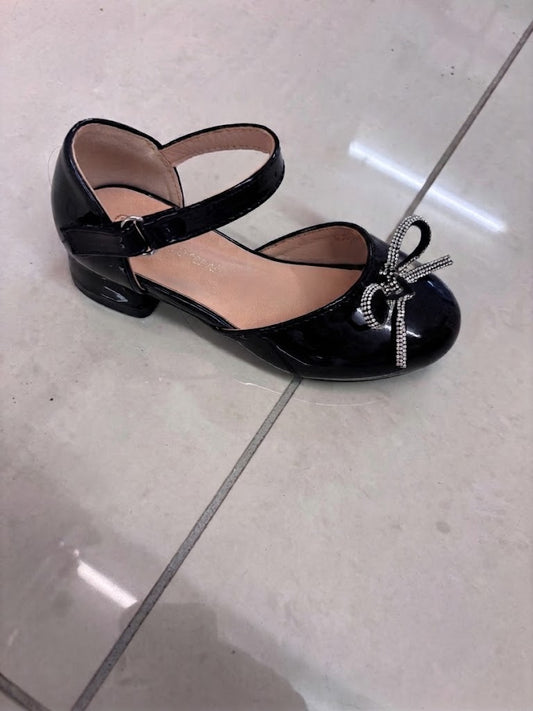 Escarpin petit talon noir verni, nœud strassé