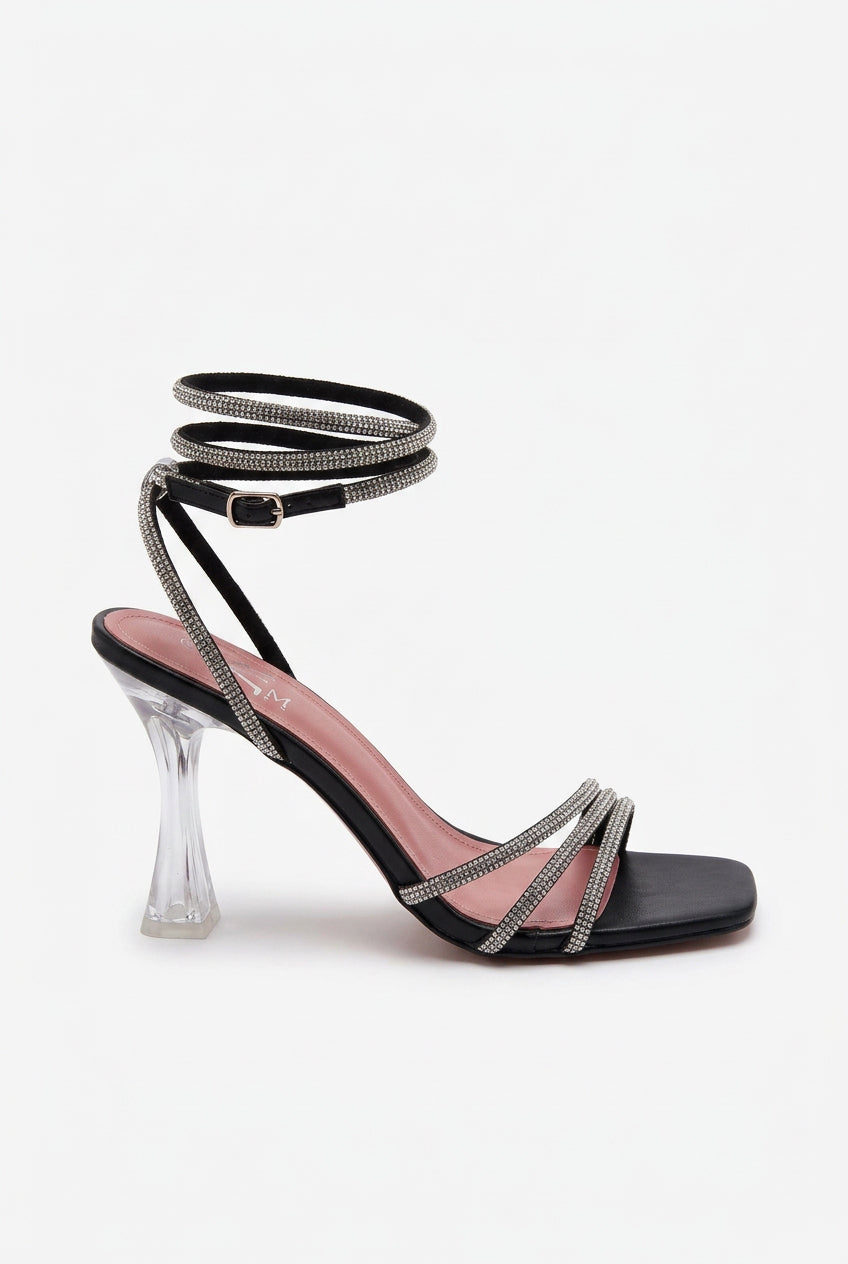 Sandales noires à talon et brides strassées