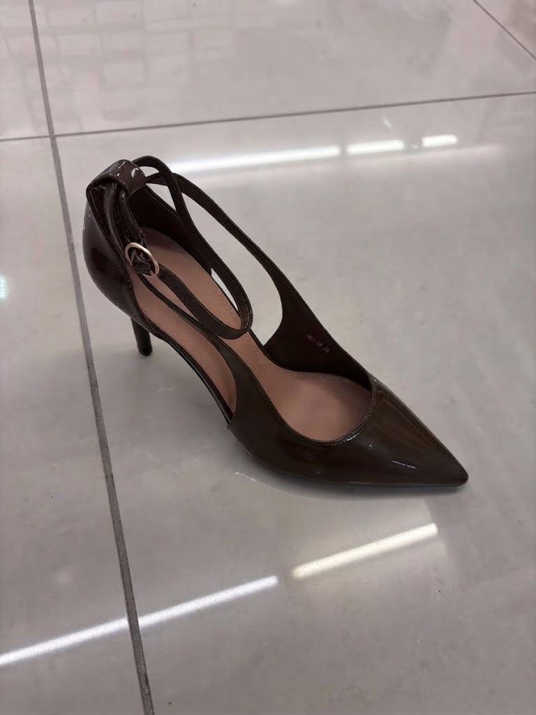 Escarpins marron vernis à brides croisées
