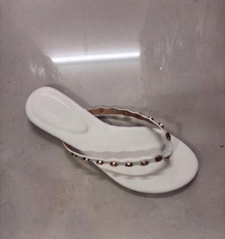 Tong plate cloutée dorée