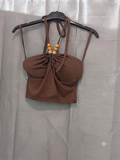 Top dos nu, bijoux perles en bois