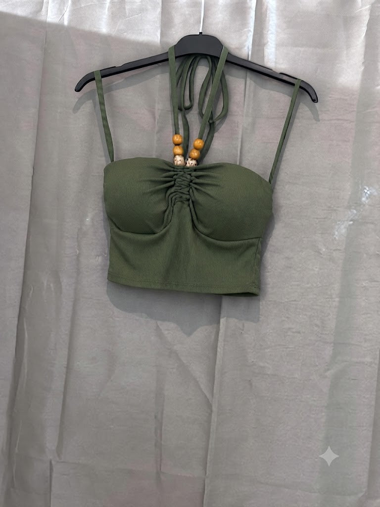 Top dos nu, bijoux perles en bois