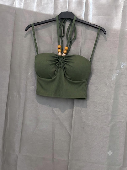 Top dos nu, bijoux perles en bois