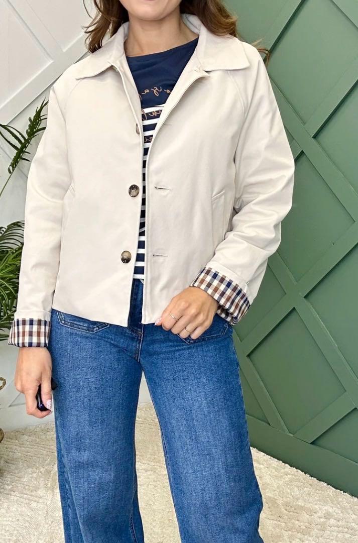 Veste avec col élégant et manches à carreaux