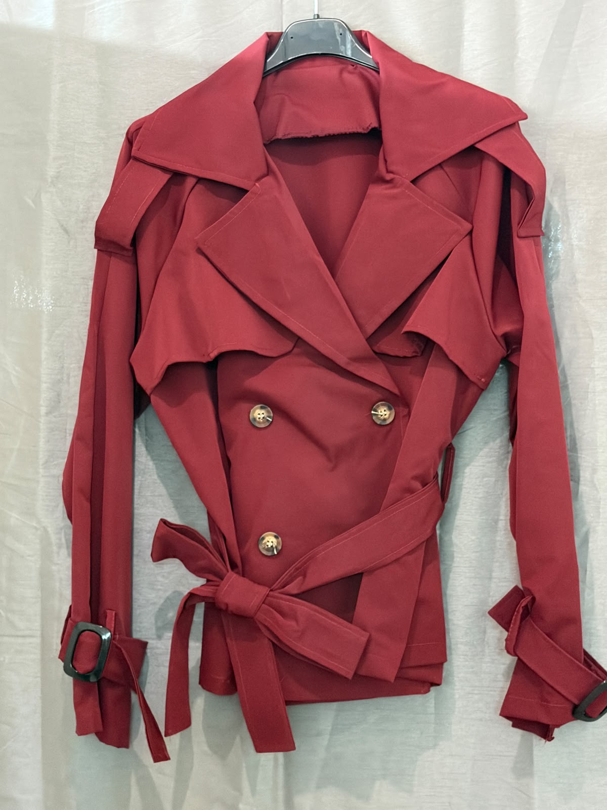 Veste trench courte à ceinture nouée coupe structurée et détails boutons contrastés