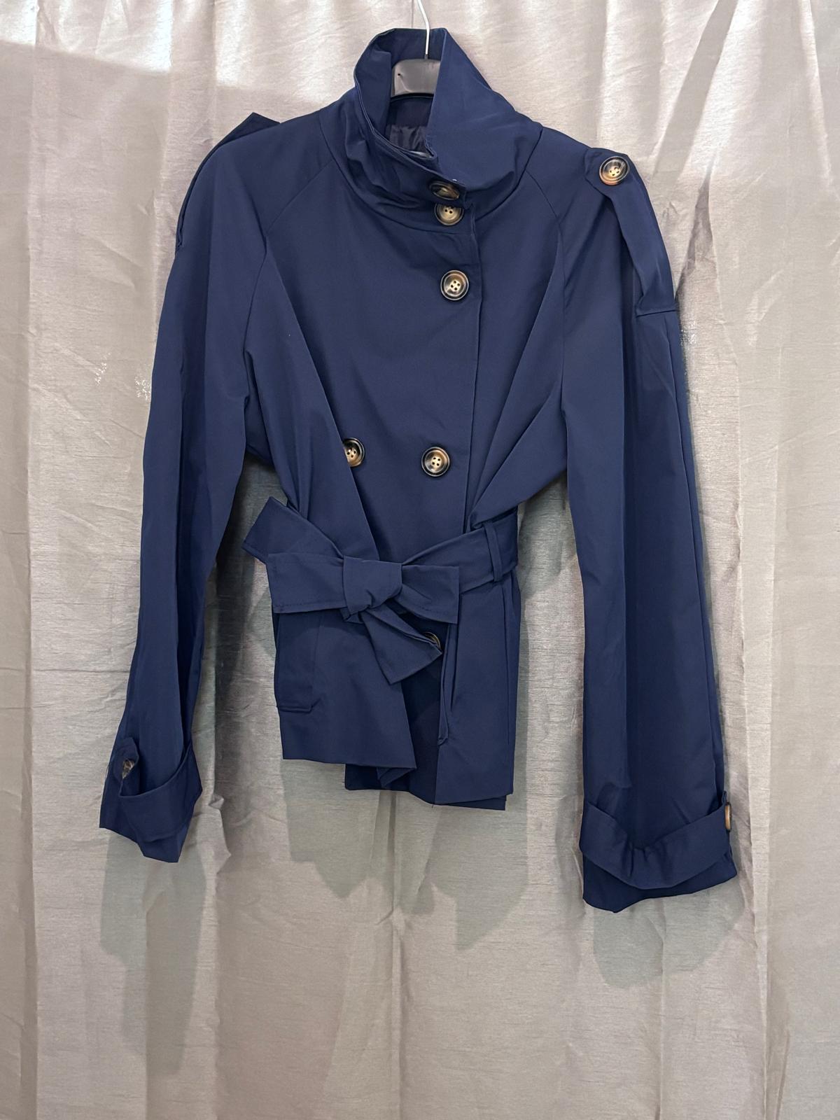 Veste courte ceinturée à col montant style trench