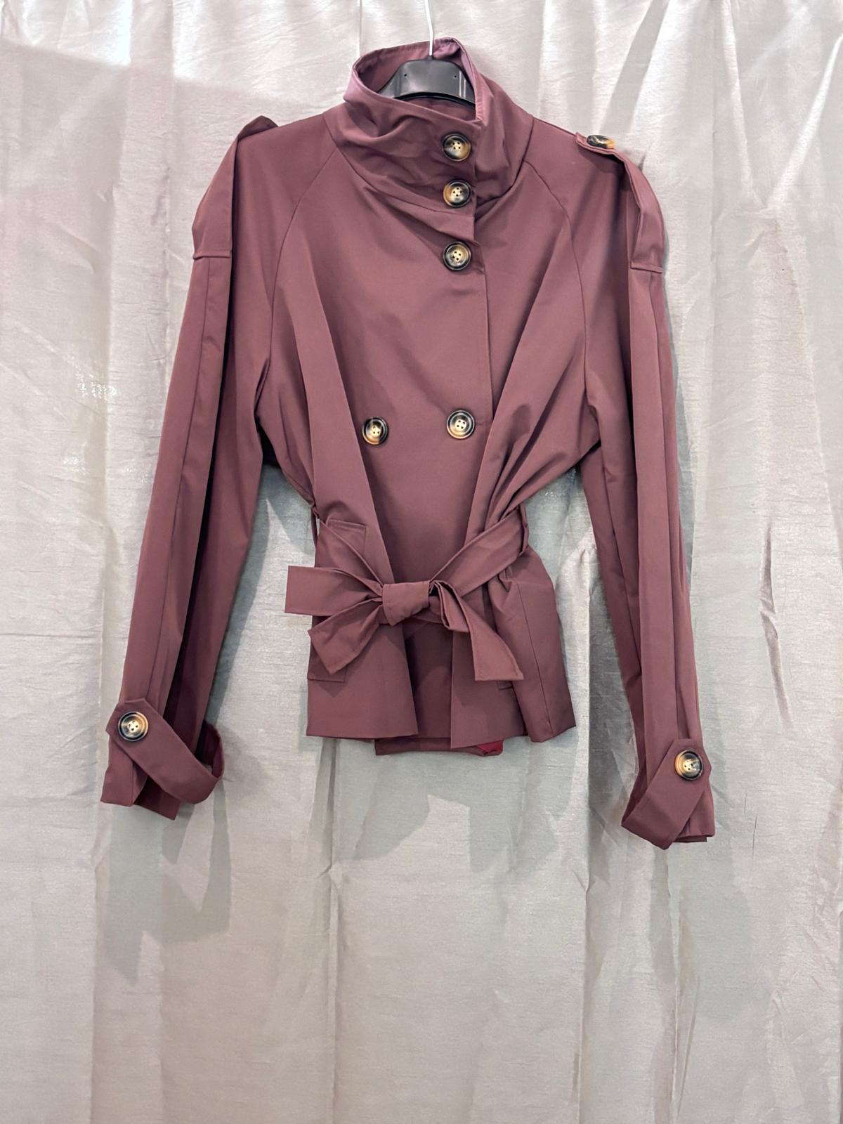 Veste courte ceinturée à col montant style trench